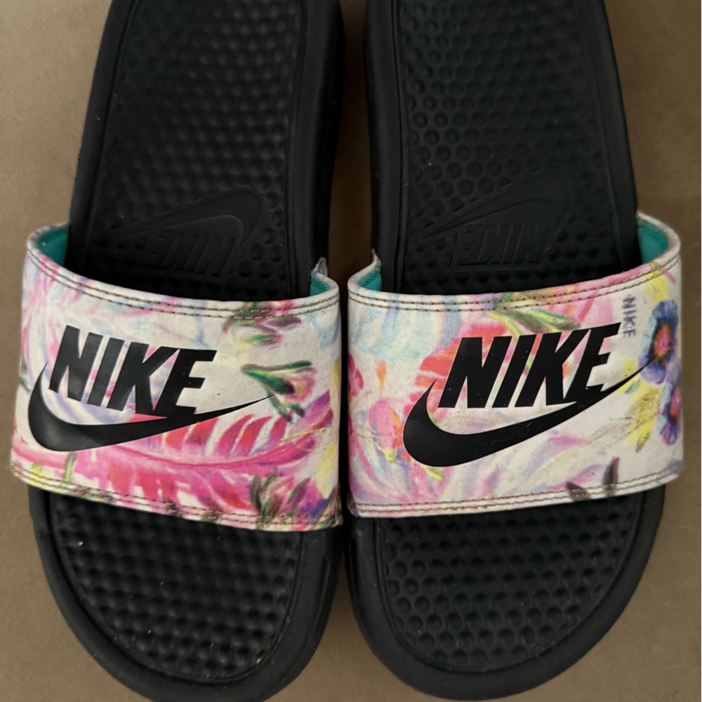 Women’s Nike Slides 🌸 Size 7
